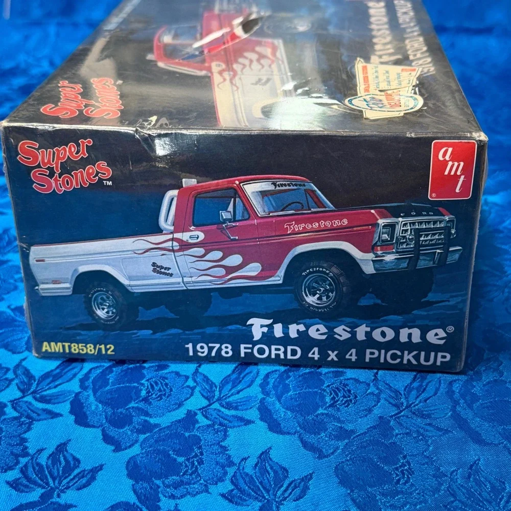 AMT 1978 Ford 4x4 Pickup Super Stones Firestone 1/25 Model Kit Retro Deluxe‎